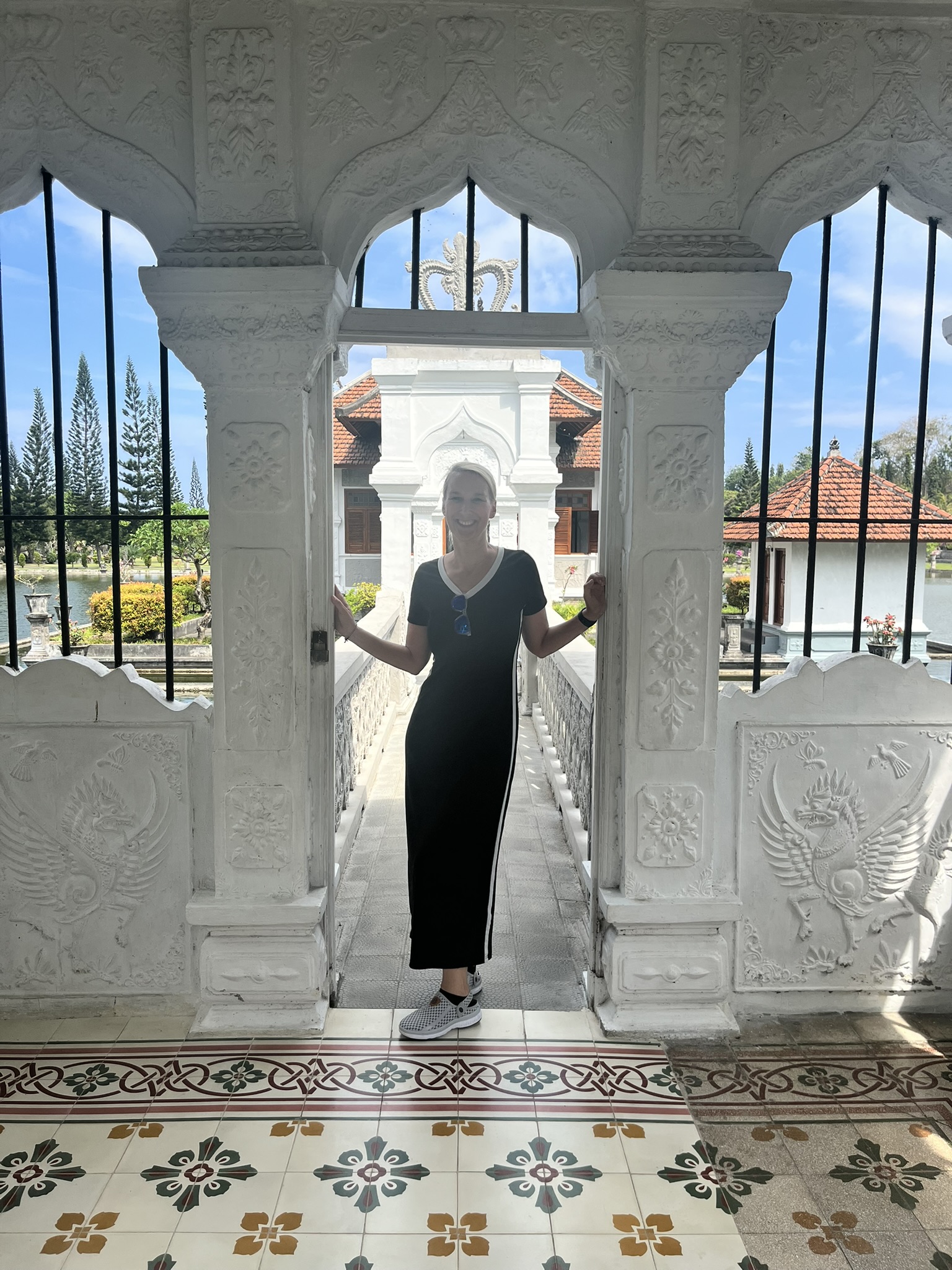 Dana Sachs in einem Wasserpalast in Bali